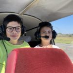 Deux jeunes dans le cockpit avec leur casque et leur micro