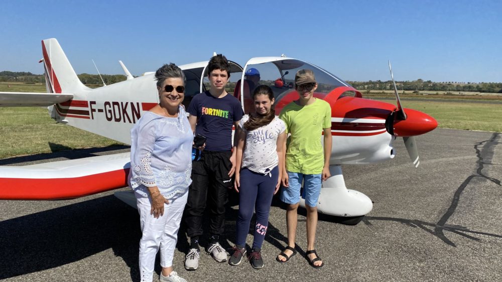 Les 3 jeunes accompagnés de Madame Cathala adjointe au Maire de Castelnaudary