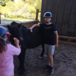 Deux jeunes et un poney