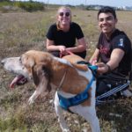 Deux jeunes promènent un chien