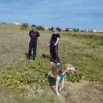 Deux jeunes promènent un chien