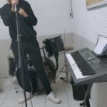 Un jeune homme au chant