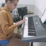 Un jeune homme au clavier