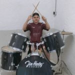 Un jeune homme à la batterie