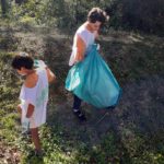 Deux jeunes ramassent des déchets