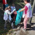Les jeunes ramassent les déchets dans les fossés