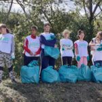 Photo de groupe avec des sacs poubelle pleins