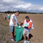 Les jeunes ramassent les déchets sur un grand terrain