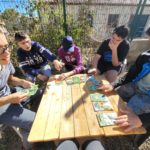 Le groupe des jeunes apprennent le vocabulaire technique autour d'une table