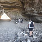 Un groupe de personnes marche vers les grottes