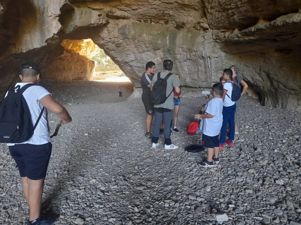 Pause pour s'hydrater près des grottes pour un groupe de jeunes
