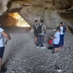 Pause pour s'hydrater près des grottes pour un groupe de jeunes