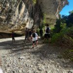 Un groupe de personnes marche près des grottes