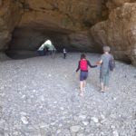 Un groupe de personnes marche vers les grottes