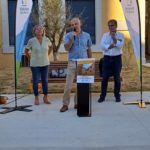 Le Directeur général de l'APAJH Aude, Jérôme Peyrat, au micro durant les discours. A ses côtés, la Présidente d'Habitat Audois et un représentant de Carcassonne Agglo