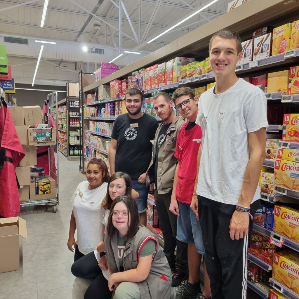 Photo de groupe dans les rayons d'Intermarché