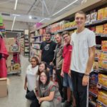 Photo de groupe dans les rayons d'Intermarché