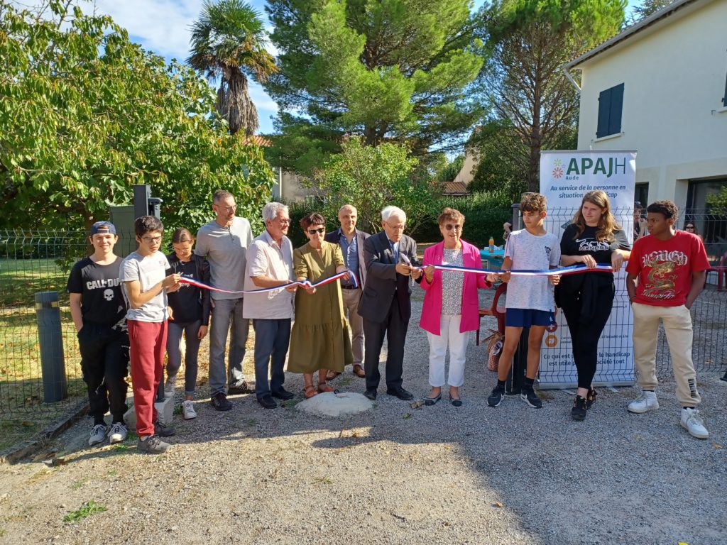 Le ruban tricolore est coupé par le Président de l'APAJH Aude, Jean-Claude Rouanet. A ces côtés, les représentants du Conseil Départemental et de la Mairie de Castelnaudary