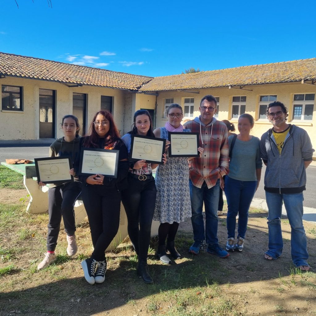 Les diplômés : Océane, Audrey, Kiara & Kessy, en présence de Charles et Jérôme, les enseignants spécialisés et Nadia Lebecel, adjointe de direction