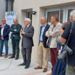 Le président de l'APAJH Aude, Jean-Claude Rouanet, durant les discours. à ses côtés (de gauche à droite, Charline Jégou, directrice du CMPP, Patrick SCHMITH, Conseiller communautaire, Pierre JACOB, IEN ASH, Jérôme Peyrat, directeur général de l'APAJH Aude, André Barthès, membre du Bureau de l'APAJH Aude et Suzanne Sire, Vice-présidente de l'APAJH Aude + le photographe du Conseil départemental