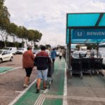 Les jeunes sur le parking du supermarché près des caddies