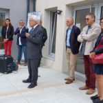 Le président de l'APAJH Aude, Jean-Claude Rouanet, durant les discours. à ses côtés (de gauche à droite, Charline Jégou, directrice du CMPP, Patrick SCHMITH, Conseiller communautaire, Pierre JACOB, IEN ASH, Jérôme Peyrat, directeur général de l'APAJH Aude, André Barthès, membre du Bureau de l'APAJH Aude et : Mme Mignot, Conseillère Municipale déléguée auprès de l’Adjointe déléguée aux Affaires Sociales, aux Associations, aux Foyers et aux Maisons de quartiers, elle est chargée des Affaires Sociales et des Associations