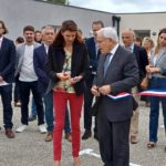 Charline Jégou, directrice du CMPP et le Président de l'APAJH Aude, Jean-Claude Rouanet coupent le ruban tricolore