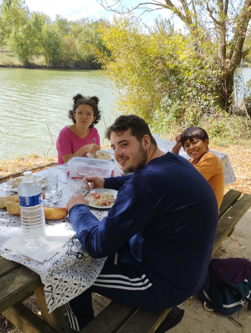 Trois jeunes autour d'une table pendant le pique-nique