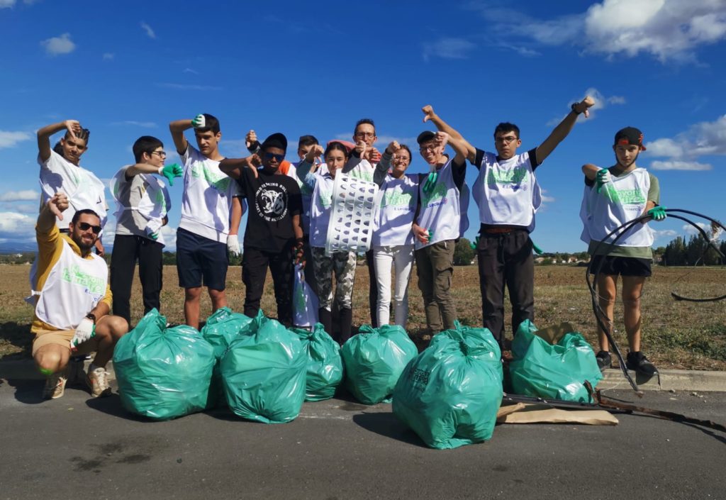 Photo de groupe avec les sacs poubelle pleins