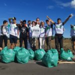 Photo de groupe avec les sacs poubelle pleins