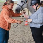 Une résidente, une accompagnatrice et un cheval