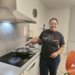 Hanissati dans la cuisine pendant la préparation des plats
