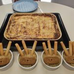 un bon repas : lasagnes, compote pomme/poire sur lit de spéculoos agrémentée de petits gâteaux