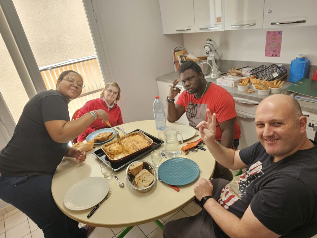 Hanissati et ses trois invités autour de la table sur le point de manger