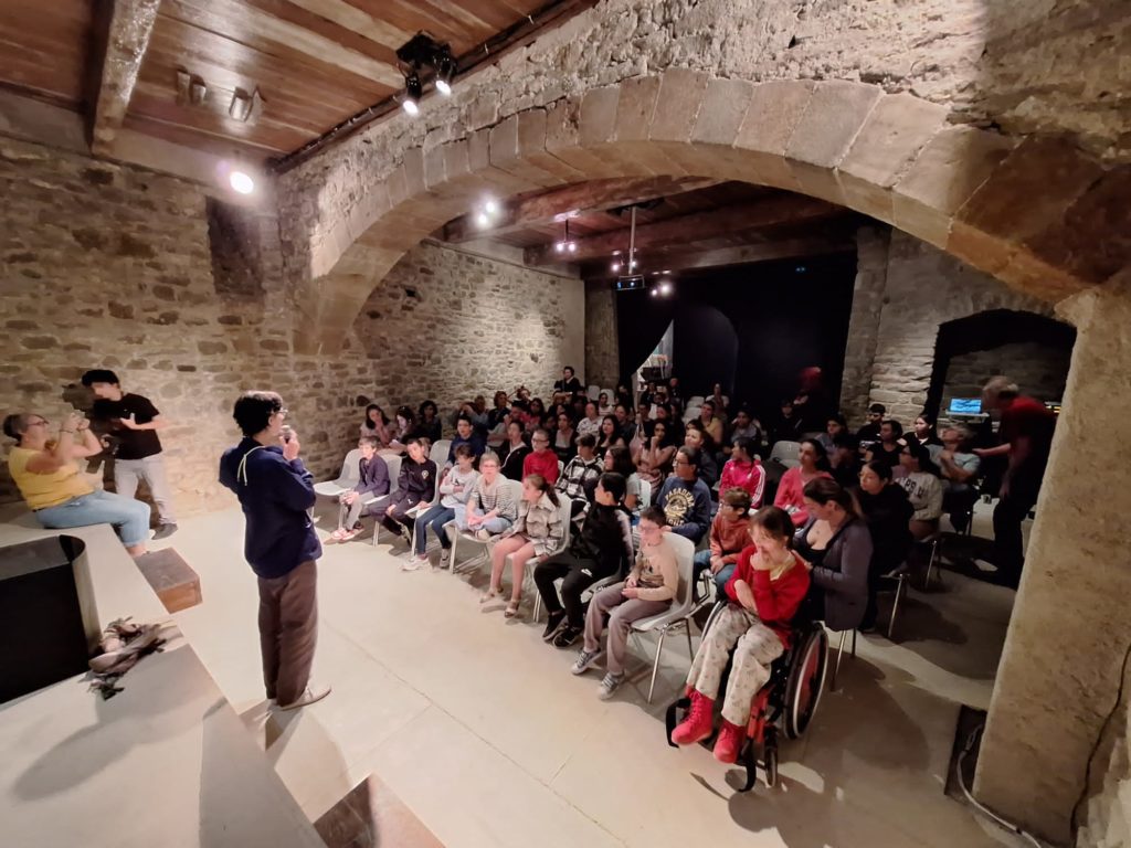 Les jeunes, dans une des salles du château de Rieux Minervois écoutent une réalisatrice parler de sa réalisation