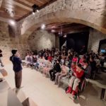 Les jeunes, dans une des salles du château de Rieux Minervois écoutent une réalisatrice parler de sa réalisation