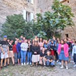 Photo de groupe dans la cour du château