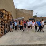 Photo de groupe devant la cave