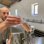 Jérémy, le chef de cave extrait du vin de la cuve
