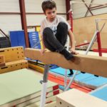 Un petit garçon sur une poutre
