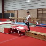 Un petit garçon près du trampoline va bientôt sauter