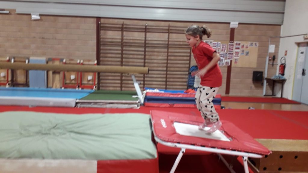 Une petite fille sur un trampoline