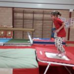 Une petite fille sur un trampoline