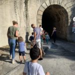 Enfants et encadrants sur le chemin du parc