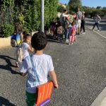 Enfants et encadrants sur le chemin du parc