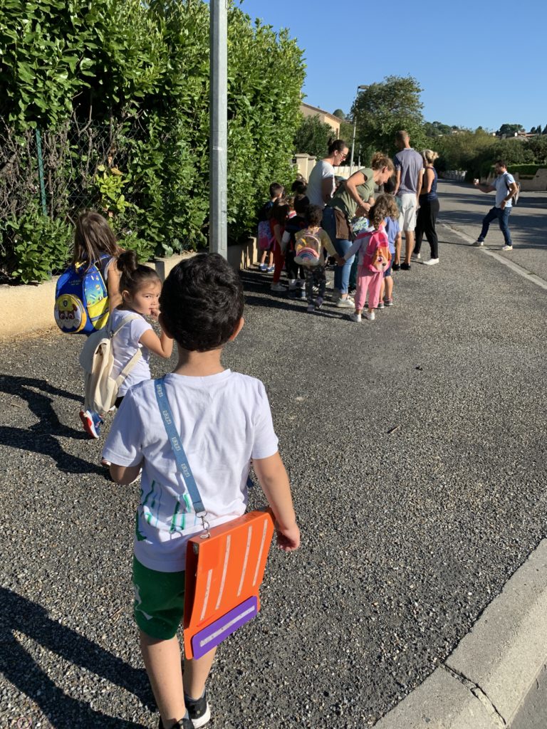 Enfants et encadrants sur le chemin du parc