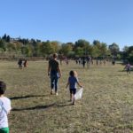 Les enfants sur un terrain de sport