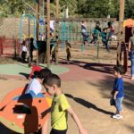 Les enfants dans le parc de jeux