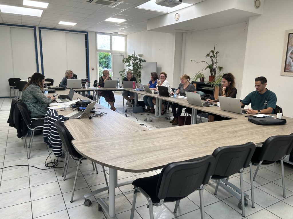 Les personnels formés autour d'une table