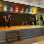 Les élèves de la MJC de Lézignan-Corbières font une démonstration de hip-hop sur la scène du gymnase de l'IME